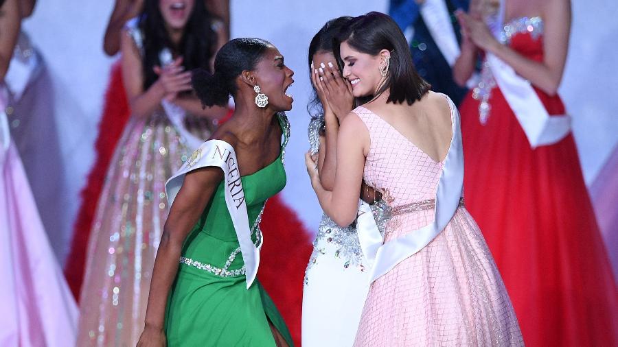 Nyekachi Douglas, de verde, comemora a vitória da jamaicana Toni-Ann Singh no Miss Mundo - AFP