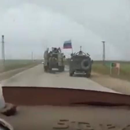 Veículo militar americano tira jipe russo da estrada na Síria - Reprodução