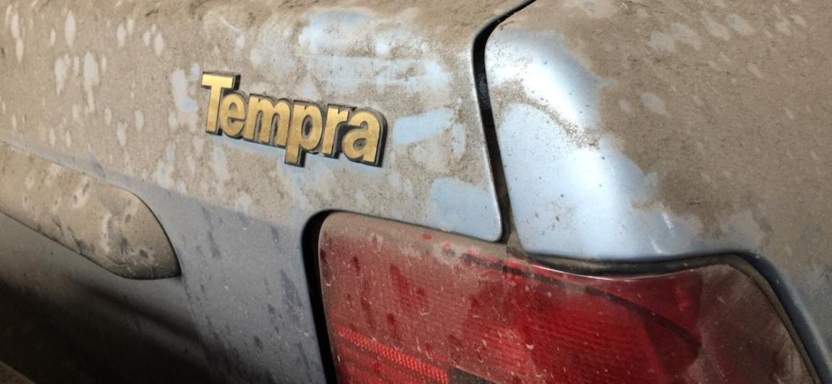 Fiat Tempra Ouro coberto de pó é um dos carros nunca rodados mantidos por cerca de 30 anos em depósito de concessionária desativada na Argentina - Arquivo pessoal