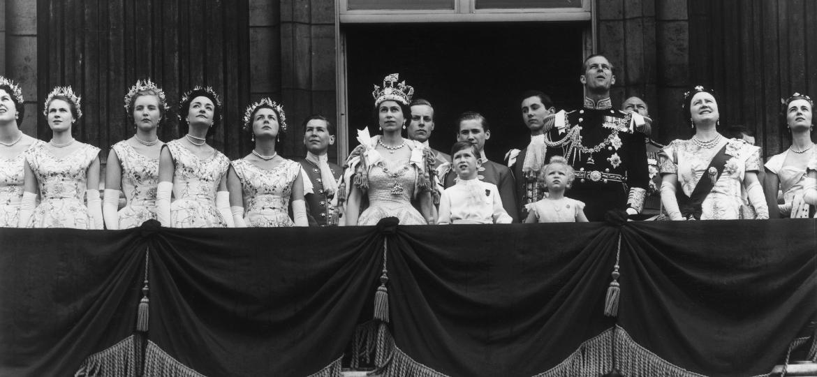 A rainha Elizabeth e membros da família real na varanda do Buckingham Palace no dia de sua coroação, em 1953 - Getty Images