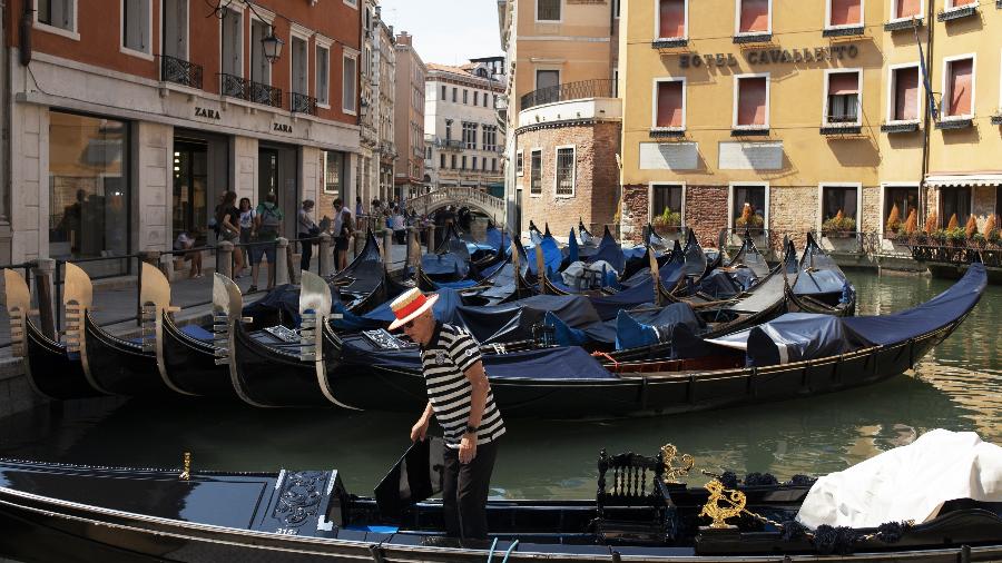 Gondoleiro aguarda turistas em Veneza, na Itália - Getty Images