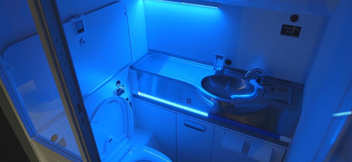 Luz ultravioleta será uma das medidas para acabar com germes nos banheiros dos aviões da Boeing - Divulgação