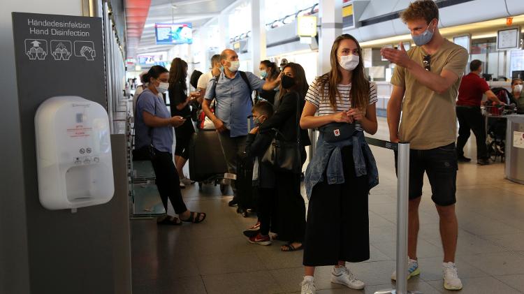 Passageiros de voo da Califórnia (EUA) passam por testes de covid-19 ao chegarem a Berlim - Getty Images - Getty Images