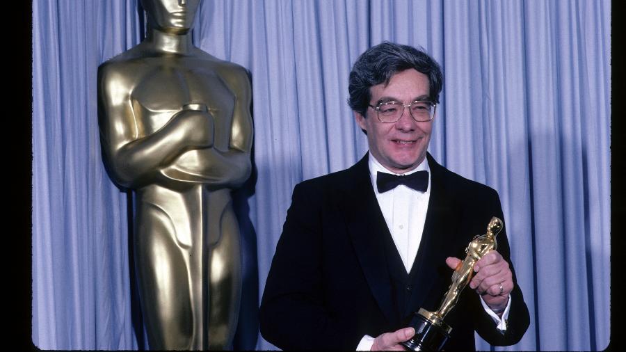 24.03.1986 - Kurt Luedtke com o seu Oscar de melhor roteiro adaptado por "Entre Dois Amores" - ABC Photo Archives/Walt Disney Television via Getty Images
