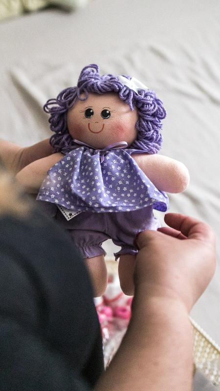 Joziane ainda guarda lembranças da filha -  Simon Plestenjak/UOL -  Simon Plestenjak/UOL