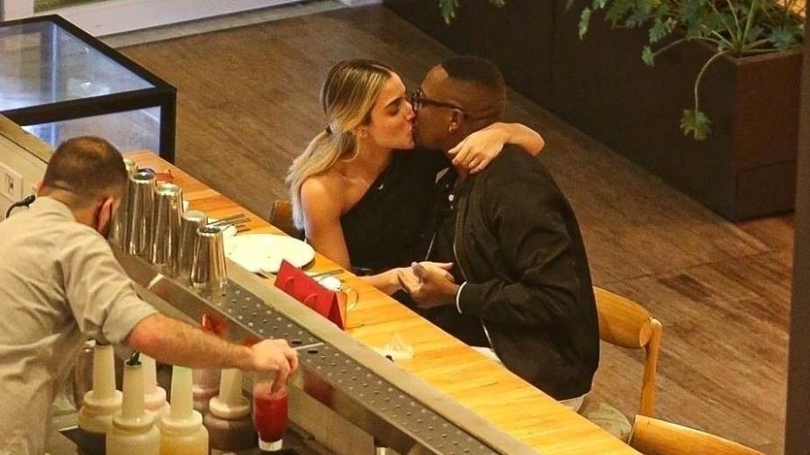 Mumuzinho beija Thainá Fernandes em shopping no Rio de Janeiro - Edson Aipim/AgNews