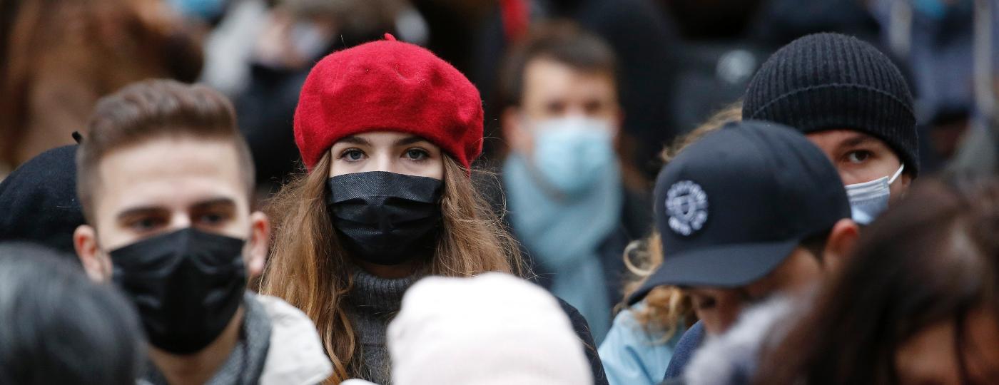 Na ruas cheias de Paris neste período anterior ao Natal, a maioria das pessoas usa máscaras - Getty Images