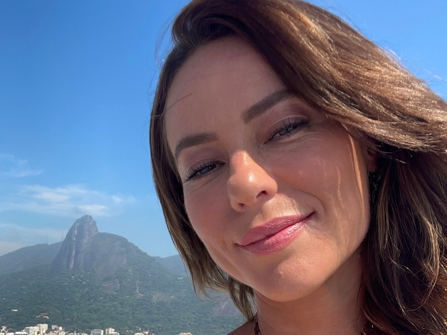 De fio-dental, Paolla Oliveira apoia bumbum e explana beleza