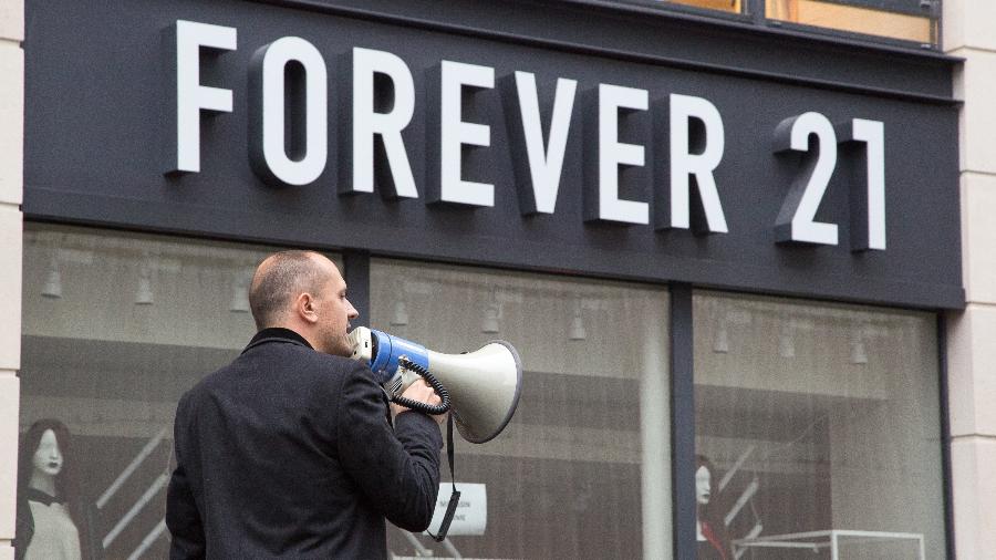 A notícia de que a Forever 21 irá encerrar as atividades no Brasil repercutiu. Quebrada desde 2019, marca esbarra com a Geração Z e concorrência ainda mais rápida - Getty Images