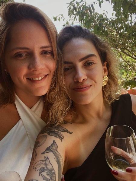 A publicitária Victória Dourado, 26, e advogada Ludmilla Bastos, 29, estão juntas há cinco anos e são as criadoras do perfil @acordeicomfome - Arquivo pessoal