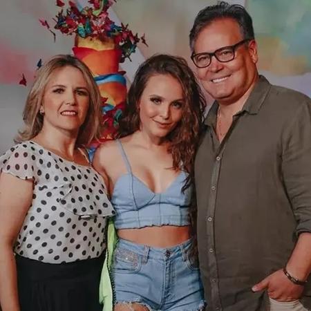 Larissa Manoela posa junto dos pais, Silvana Taques e Gilberto Elias