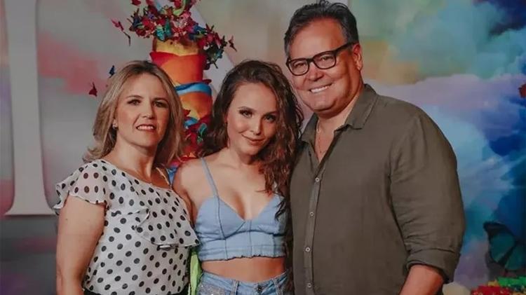 Larissa Manoela posa junto dos pais, Silvana Taques e Gilberto Elias