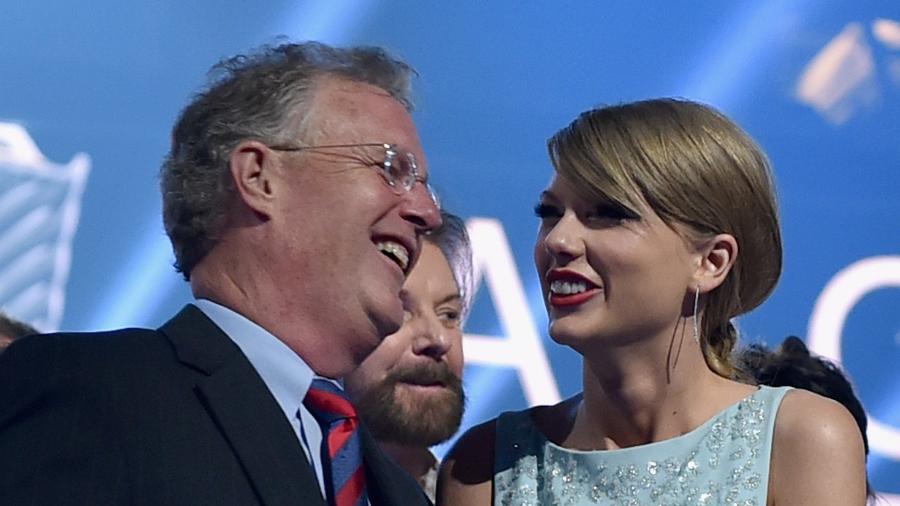 Taylor Swift com o pai, Scott, em 2015 - Getty Images