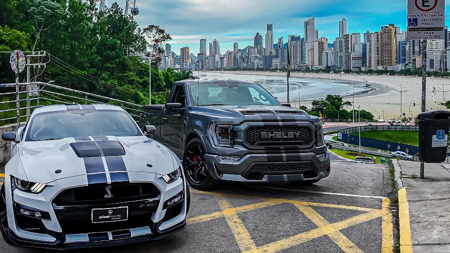 Ford Mustang e F-150 Shelby 'posam' com paisagem de Balneário Camboriú ao fundo