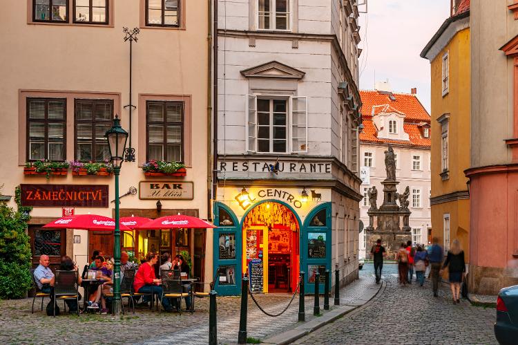 Movimento em bares e restaurante da rua Prokopská, próxima a praça Maltézské, em Praga