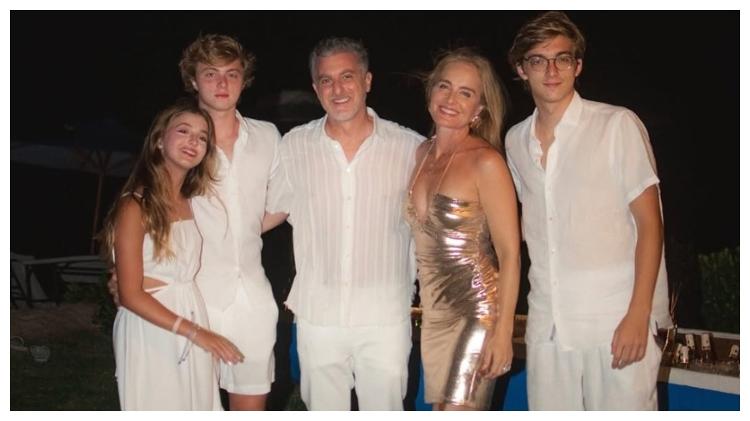 Angélica com o marido, Luciano Huck, e os filhos: dupla jornada no cuidado dos pais e da próxima geração
