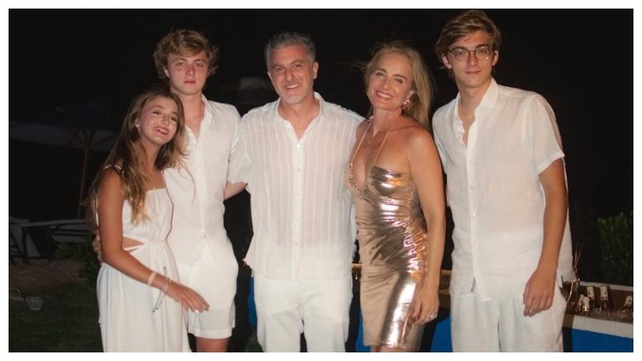 Luciano Huck e Angélica ao lado dos filhos - Reprodução