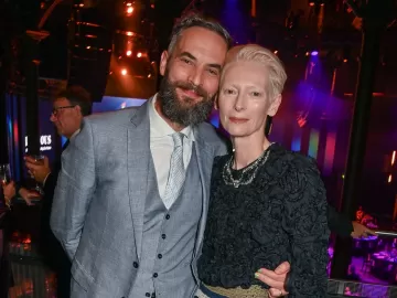 Globo de Ouro: Marido de Tilda Swinton vê memes e exalta Fernanda Torres