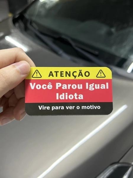 O card é colocado em carros estacionados incorretamente O card é colocado em carros estacionados incorretamente