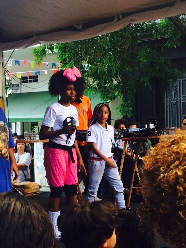 21.jun.2015 - MC Soffia, de 10 anos, se apresenta na Viradinha, e canta rap com letras maduras, trazendo a questão do racismo para o público do palco Biblioteca Monteiro Lobato. - Tiago Dias/UOL