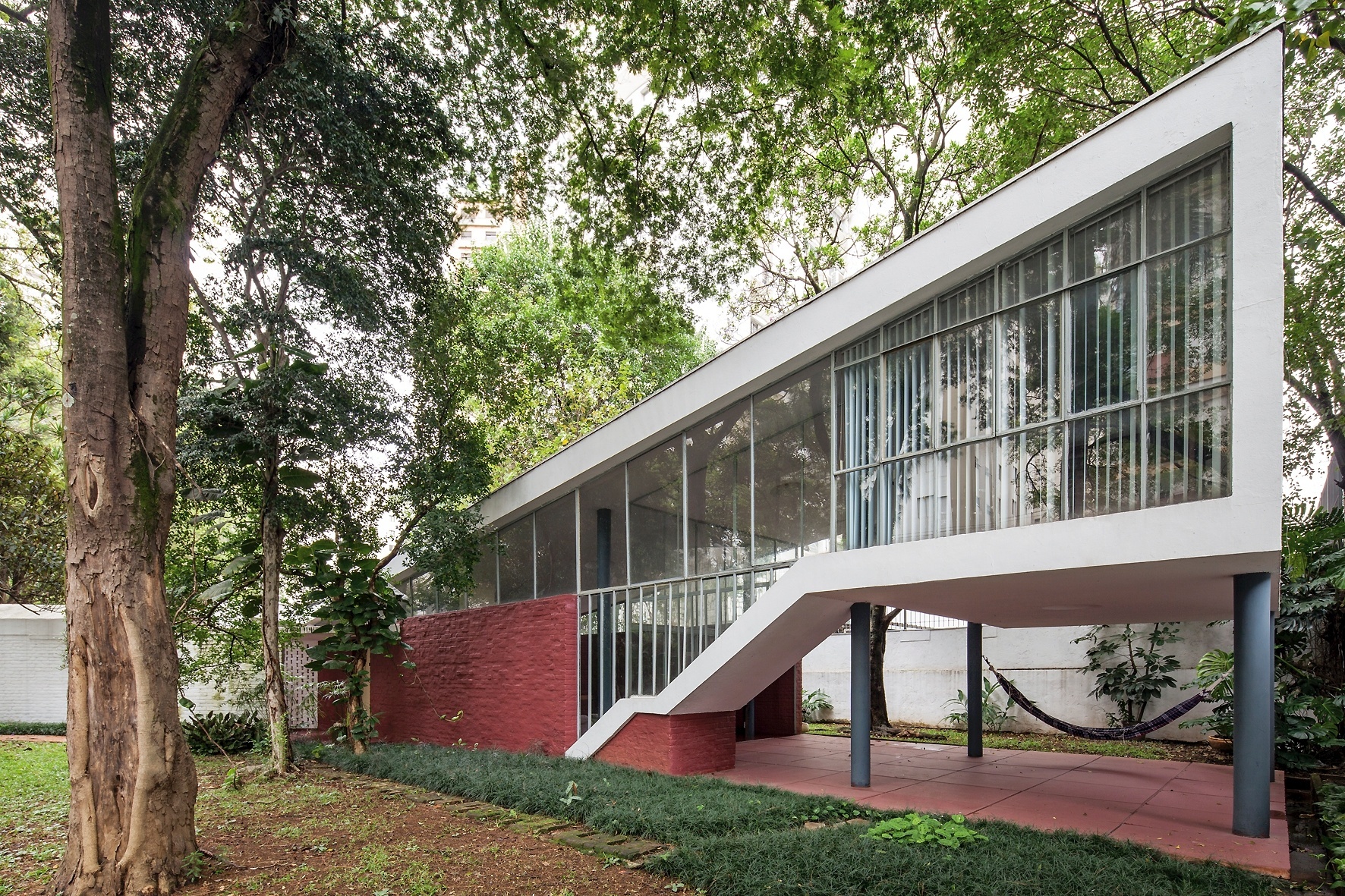 A fachada frontal da Casa do Arquiteto, projetada por João Batista Vilanova Artigas (1915-1985), possui vários destaques, como a volumetria da escada recortada, o apoio parcial sobre pilotis e o pé-direito duplo do terraço. A construção de 1949 é vanguardista e ainda hoje é considerada moderna - Leonardo Finotti/ UOL
