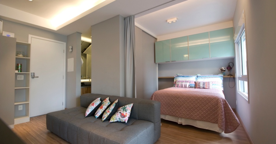 Sala De Tv E Quarto Juntos ~ à sala de estar, o quarto possui um guardaroupa cinza, com portas de Sala De Tv E Quarto Juntos ~ à sala de estar, o quarto possui um guardaroupa cinza, com portas de