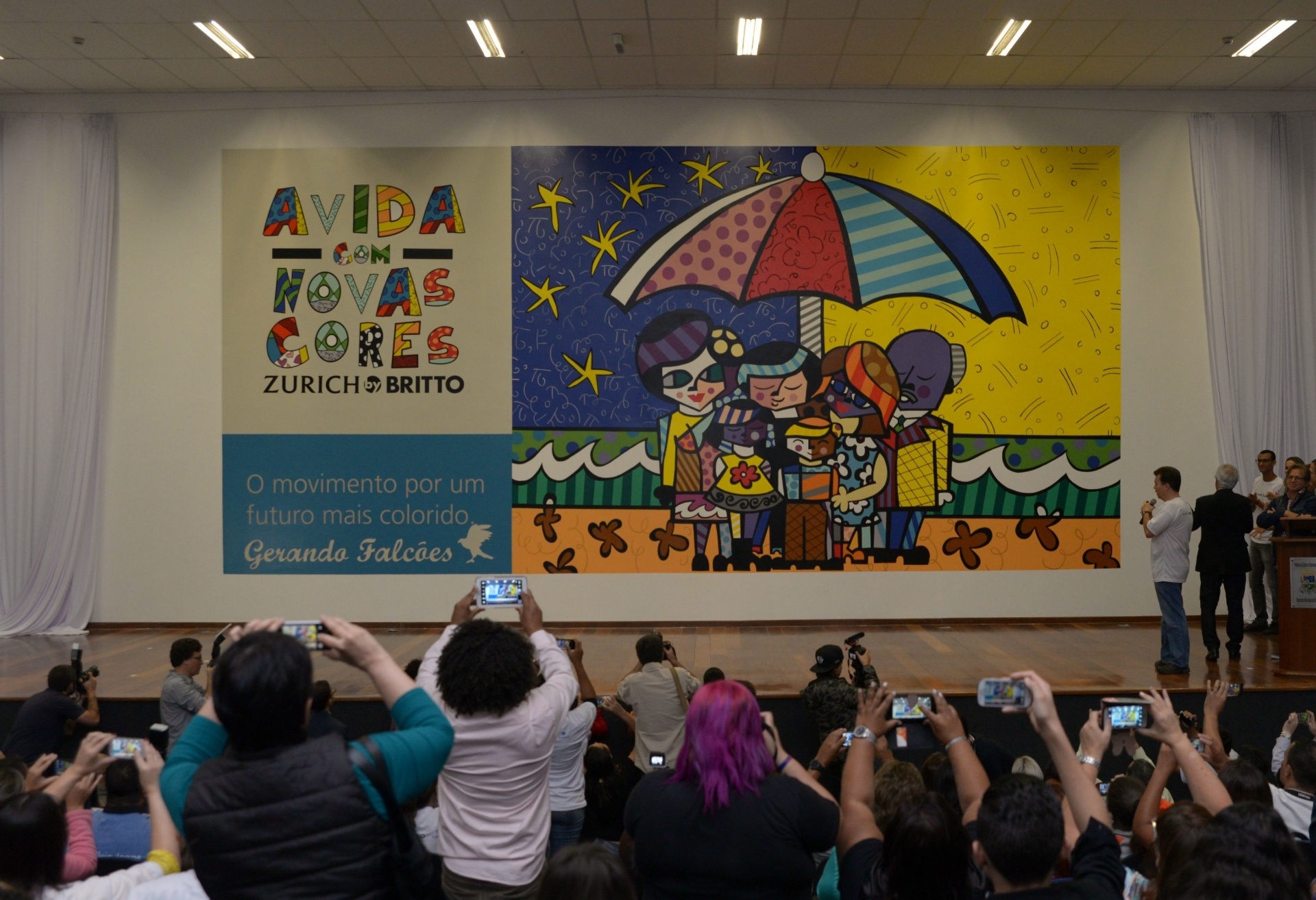 25.out.2015 - Maior painel de Romero Britto é inaugurado na escola José Antonio Bortolozzo, na comunidade Kemel, localizada em Poá, no extremo leste da Grande São Paulo - Divulgação