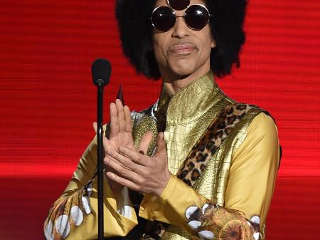 22.nov.2015 - Cantor Prince apresenta o prêmio de melhor artista Soul/R&B no American Music Awards, premiação da música americana - Kevin Winter/Getty Images/AFP