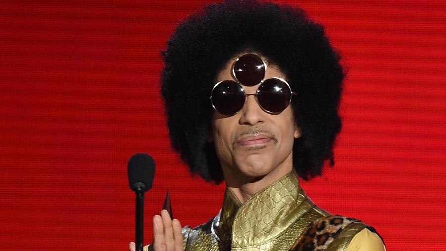 22.nov.2015 - Cantor Prince apresenta o prêmio de melhor artista Soul/R&B no American Music Awards, premiação da música americana - Kevin Winter/Getty Images/AFP