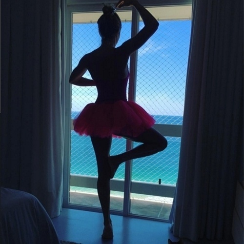 28.dez.2015 - Grazi Massafera postou uma foto em seu Instagram fazendo pose e com roupa de bailarina. A atriz contou que foi a filha, Sofia, quem tirou a foto. - Reprodução/Instagram/massafera