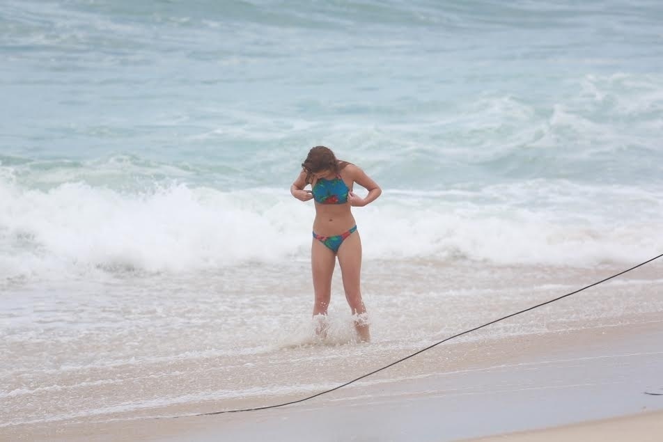 17.fev.2016 - De biquíni, Marina Ruy Barbosa grava cenas de "Totalmente Demais" na praia da Macumba, no Rio - Dilson Silva/AgNews