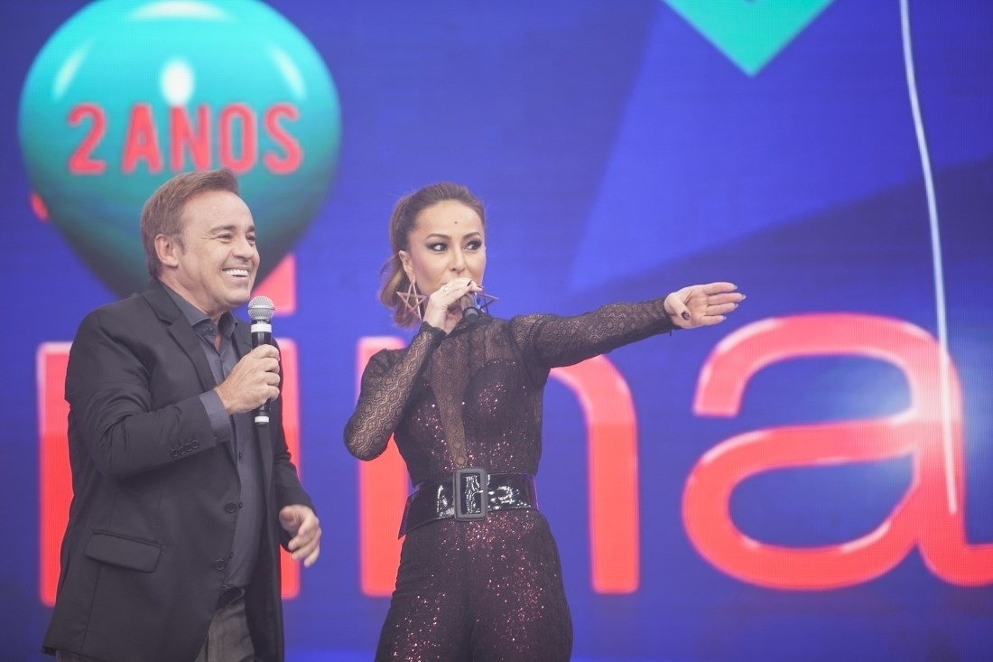 Sabrina Sato recebe Gugu Liberato no quadro "Balão da Sabrina", uma espécie de "arquivo confidencial". O apresentador se emocionou ao receber depoimentos de amigos e familiares - Edu Moraes/Rede Record