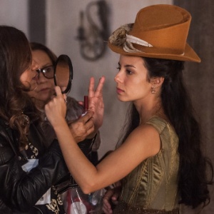 Andreia Horta confere figurino e maquiagem antes de entrar em cena em "Liberdade, Liberdade" - Artur Meninea/TV Globo - Artur Meninea/TV Globo