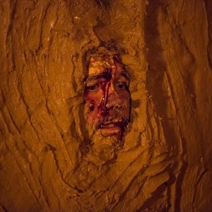 Emparedado, Terenciano (Jackson Antunes) abre os olhos quando tem apenas o rosto descoberto em "Liberdade, Liberdade" - Reprodução/GShow - Reprodução/GShow