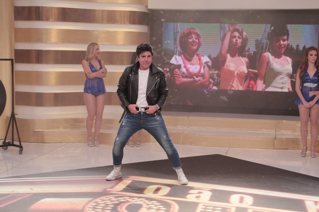 João Kleber vira John Travolta como Danny do filme "Grease" no palco do "João Kleber Show" - Artur Igrecias/RedeTV!