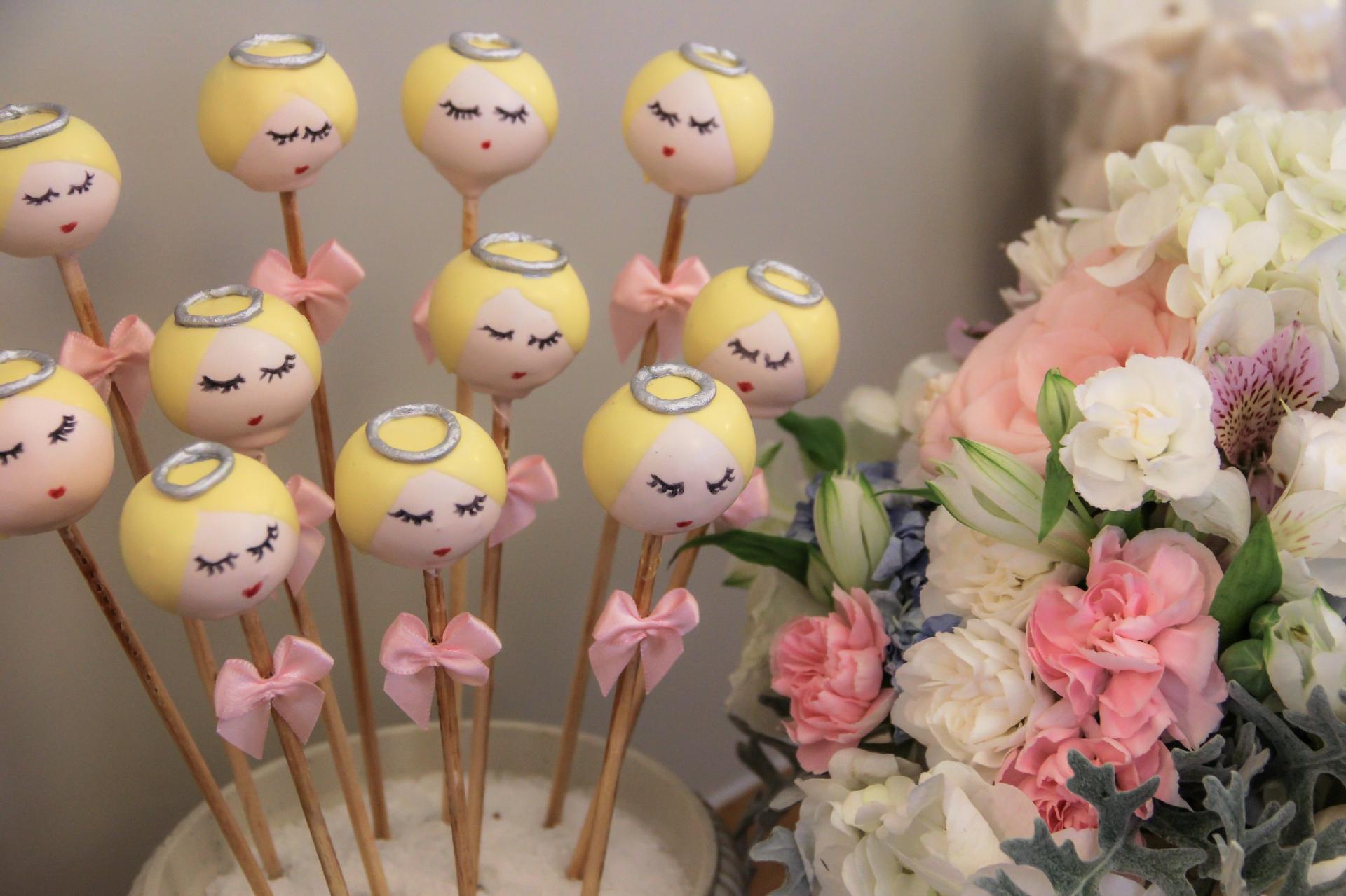 Cake pops (bolos no palito, em inglês) de chocolate, da Sweet Carolina, tinham formato de anjinho e acabamento em pasta americana - Divulgação
