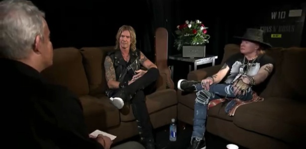 O jornalista Álvaro Pereira Júnior entrevista Duff McKagan e Axl Rose, membros originais do Guns N" Roses, para o Fantástico - Reprodução/TV Globo