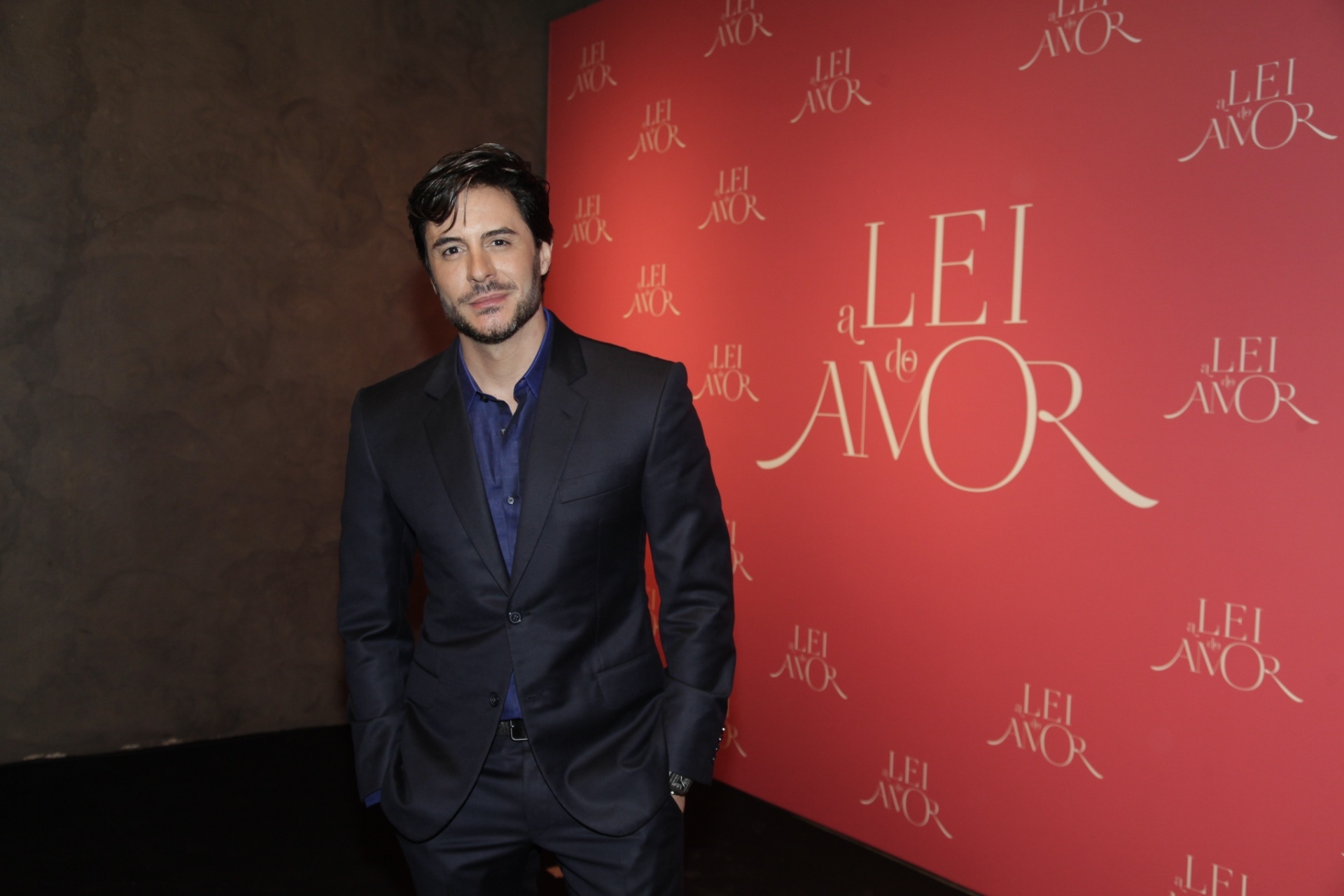 27.set.2016 - O ator Ricardo Tozzi posa para fotos ao chegar à festa de lançamento de "A Lei do Amor", na noite desta terça-feira, em São Paulo - Marcos Rosa /Globo