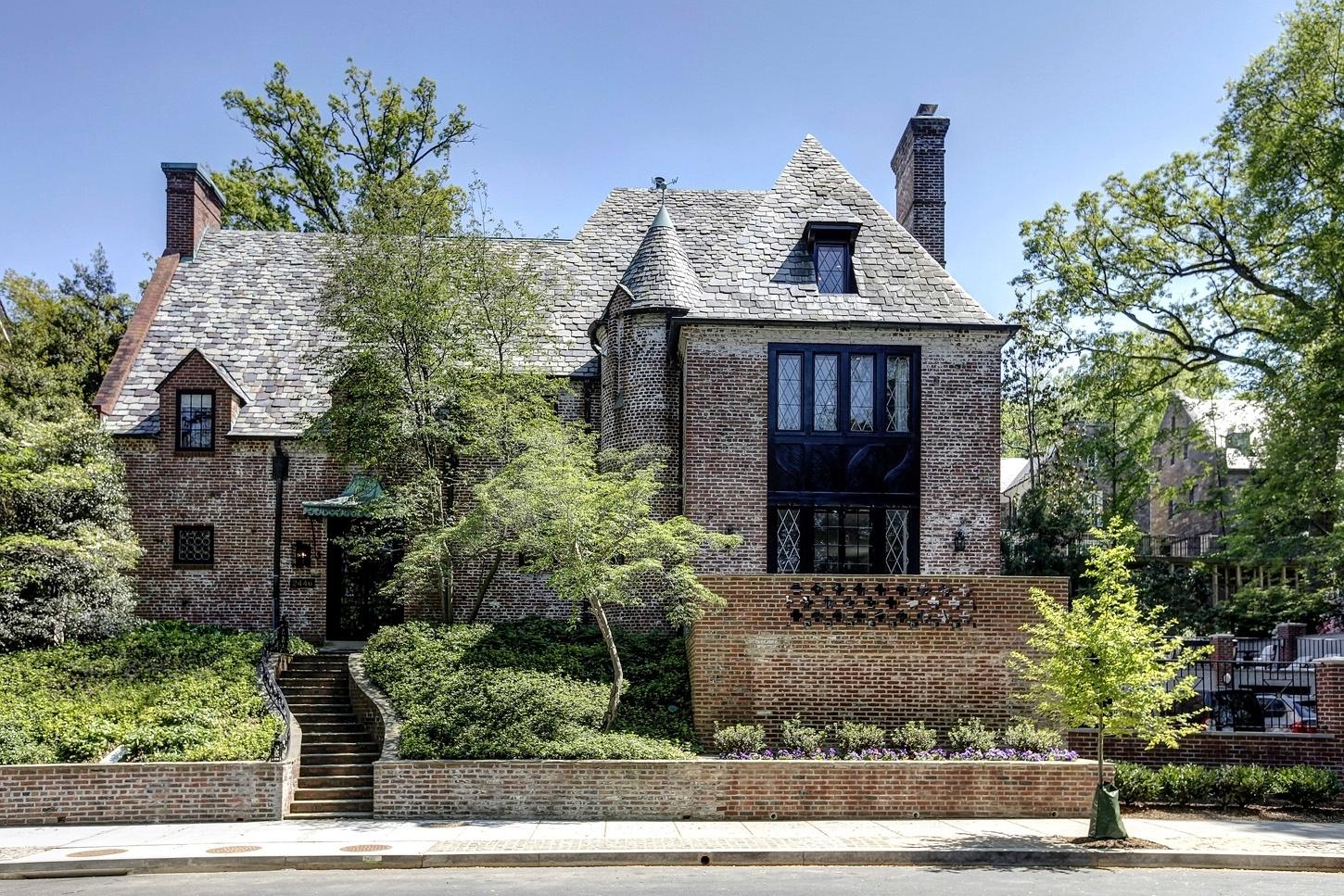 Casa do Obama - Após a saída da Casa Branca,  a família Obama tem novo endereço: Kolorama, um bairro nobre de Washington, segundo o site Politico. A mansão, em estilo Tudor, foi construída nos anos 20 e reformada em 2011. Ao todo, são nove quartos e oito banheiros à disposição do presidente dos Estados Unidos - que será substituído por Donald Trump a partir de 2017 -, Michelle e das filhas - Reprodução/www.mcfadden-group.com