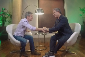 Serginho Groisman entrevista o locutor do UFC, Bruce Bufrer - Zé Paulo Cardeal / Divulgação - Zé Paulo Cardeal / Divulgação