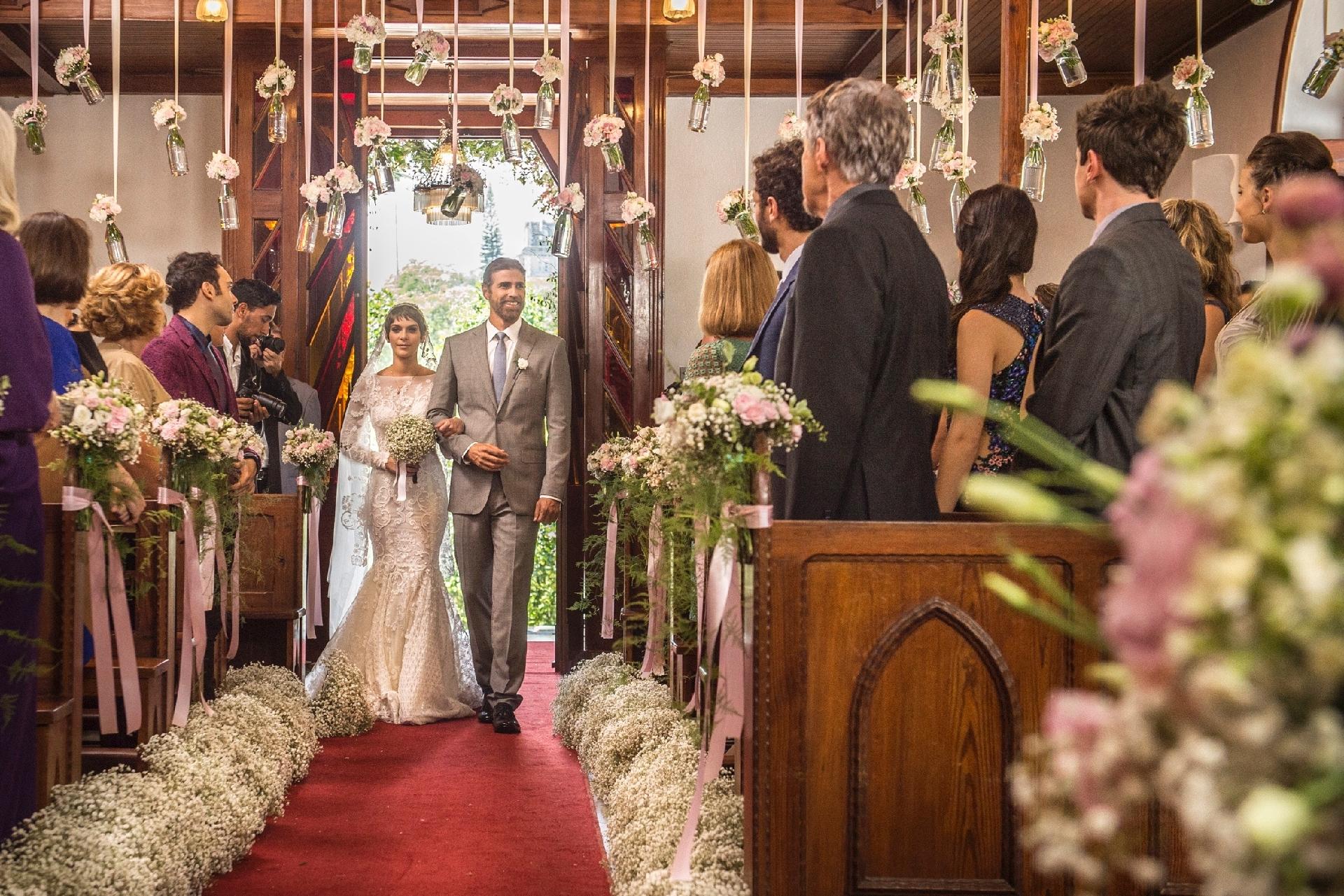 Em cena de "A Lei do Amor", Pedro (Reynaldo Gianecchini) entra com Letícia (Isabella Santoni) na igreja para o casamento da filha com Tiago (Humberto Carrão) - Mauricio Fidalgo/Divulgação/TV Globo