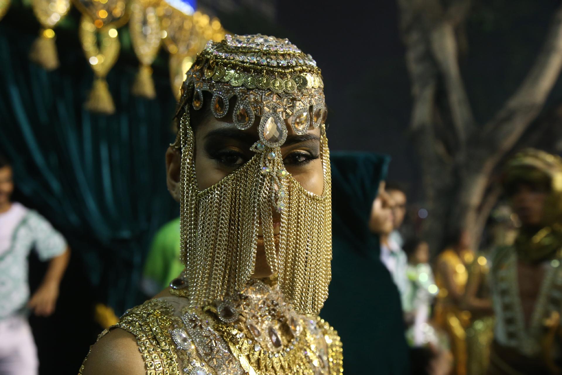 Integrantes da Mocidade Independente de Padre Miguel concentram antes de entrar na Sapucaí, que traz para a avenida o enredo "As Mil e Uma Noites de uma Mocidade pra lá de Marrakesh" - Júlio César Guimarães/UOL