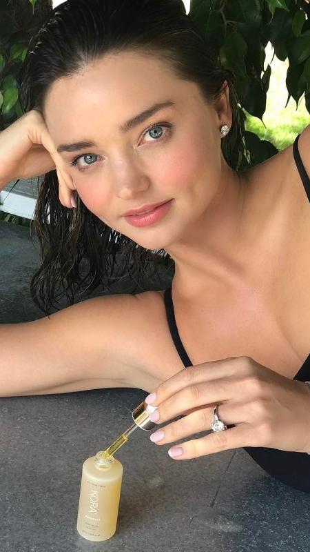 A top Miranda Kerr com um dos produtos da sua linha de beleza, a Kora - Reprodução/Instagram