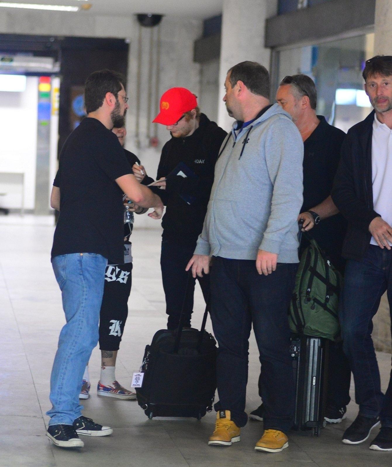 Ed Sheeran também distribuiu autógrafos ao desembarcar no Rio de Janeiro - William Oda /AgNews
