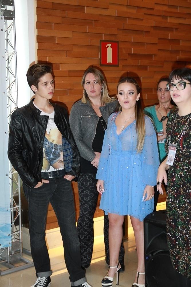 Os atores João Guilherme Ávila e Larissa Manoela se encontraram neste sábado (5) no shopping Iguatemi, para a pré-estreia da animação "O Reino Gelado - Fogo e Gelo", do qual os dois são dubladores - Amauri Nehn/Brazil News