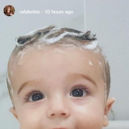 Rocco, filho de Rafa Brites e Felipe Andreoli, durante o banho - Reprodução/Instagram/rafabrites - Reprodução/Instagram/rafabrites