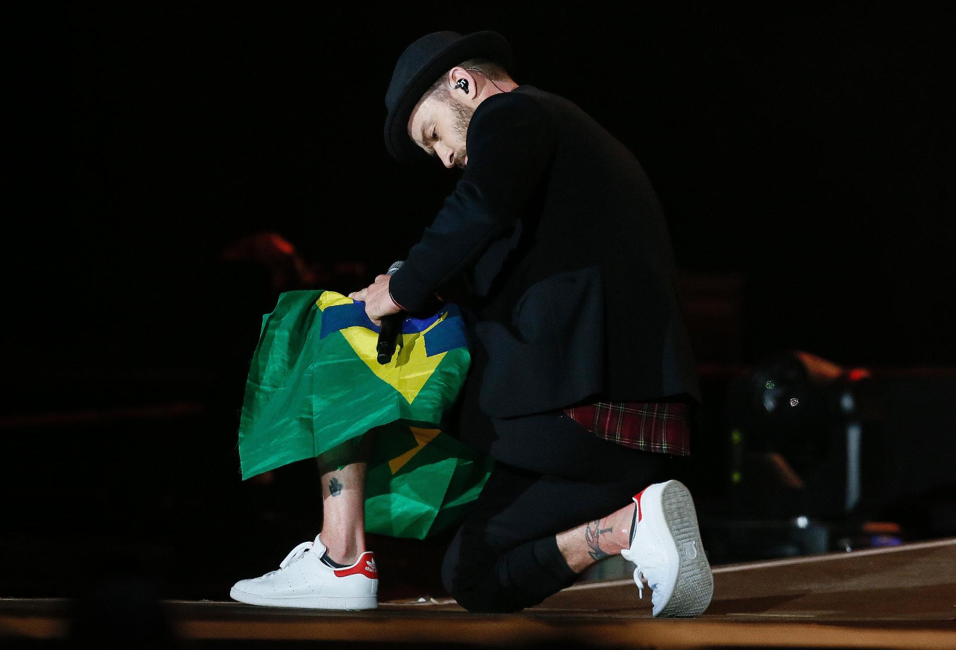 Justin Timberlake assina bandeira para fã no Palco Mundo do Rock in Rio - RAFAEL RIBEIRO/FRAMEPHOTO/FRAMEPHOTO/ESTADÃO CONTEÚDO
