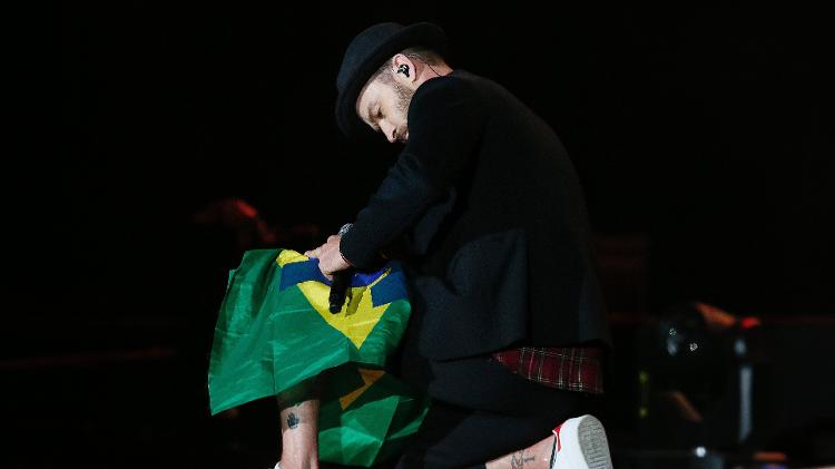 Justin Timberlake assina bandeira para fã no Palco Mundo do Rock in Rio - RAFAEL RIBEIRO/FRAMEPHOTO/FRAMEPHOTO/ESTADÃO CONTEÚDO - RAFAEL RIBEIRO/FRAMEPHOTO/FRAMEPHOTO/ESTADÃO CONTEÚDO