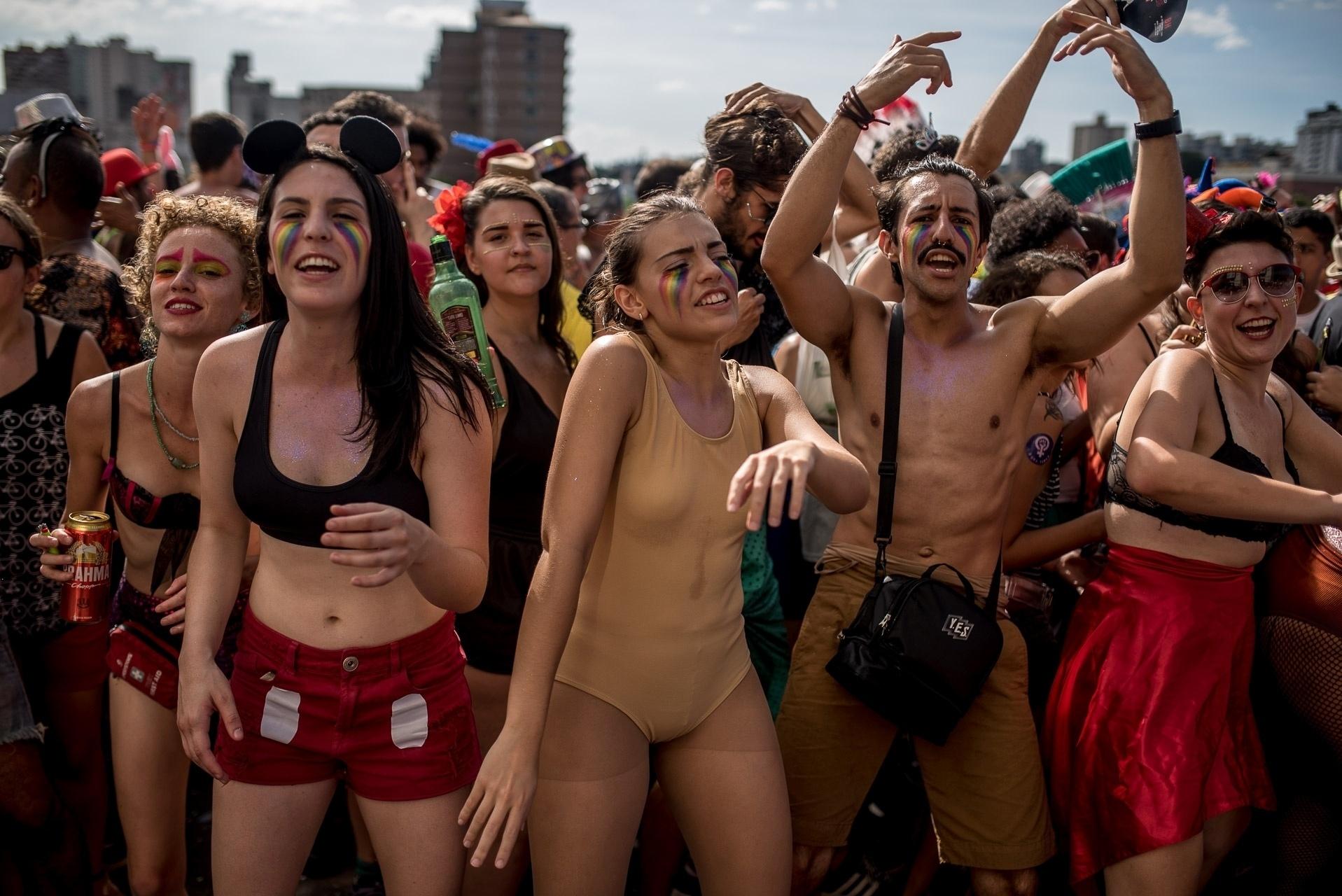 Foliões se esbaldam no Corte Devassa, em Belo Horizonte - Nereu Jr/UOL