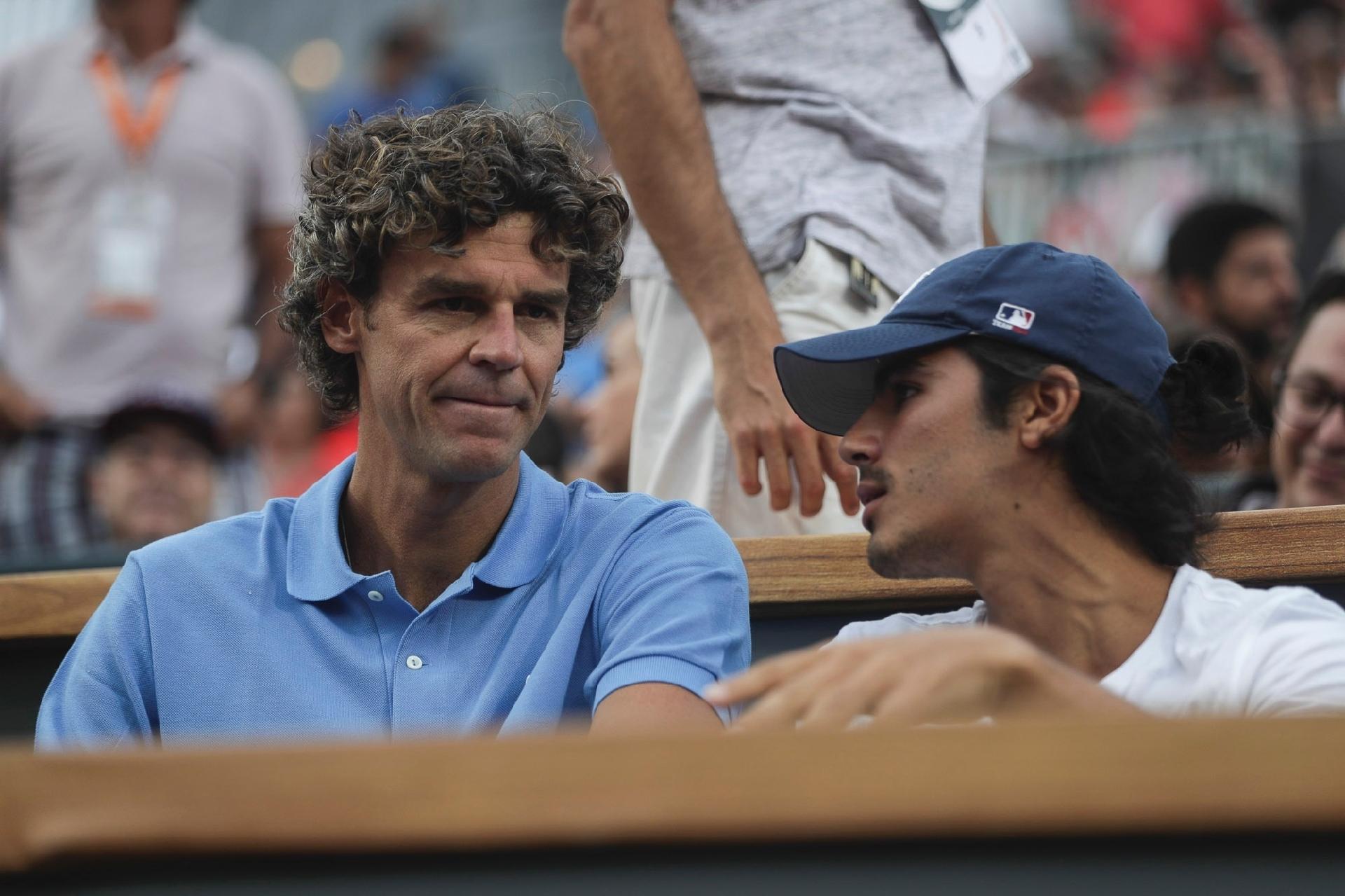 Um dos maiores nomes do esporte brasileiro, o tenista Gustavo Kuerten foi festejado pela torcida na tribuna de honra da quadra. Atento, Guga não perdeu um lance e destacou o bom nível dos participantes do torneio no Rio - Felipe Panfili/Divulgação